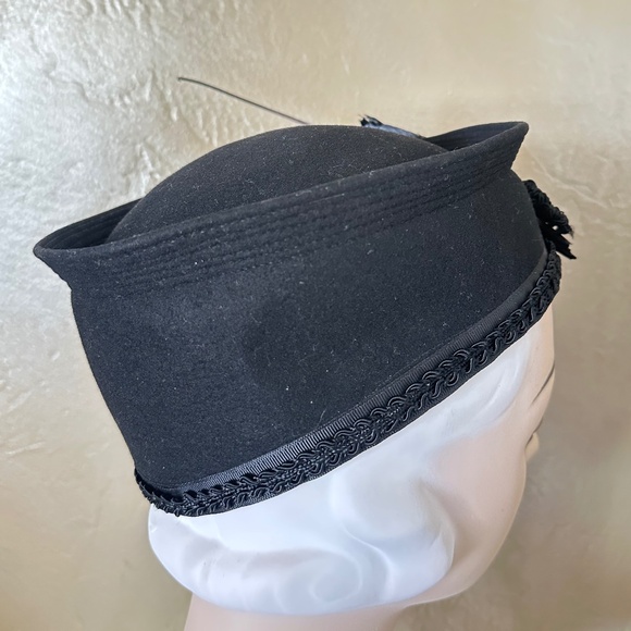 ENTICING 1940s\' BLACK FELT TOQUE WITH FEATHER AND CURLY QUILL + CORDED EDGING main image 12